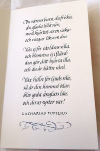Kalligrafi med Topelius dikt till dop